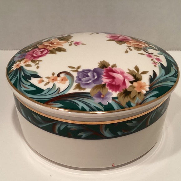 Mikasa Fine Porcelain Covered Round Trinket Container - Picture 6 of 6